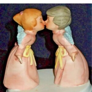 Sankyo Kissing Angels Music Box Plays Silent Night